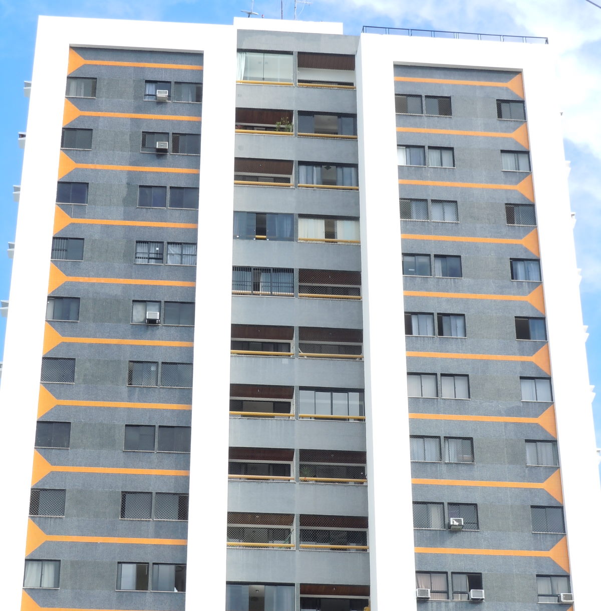 Manutenção Predial em Salvador - France Tower - Depois - Pastilhas e Pintura de Fachada
