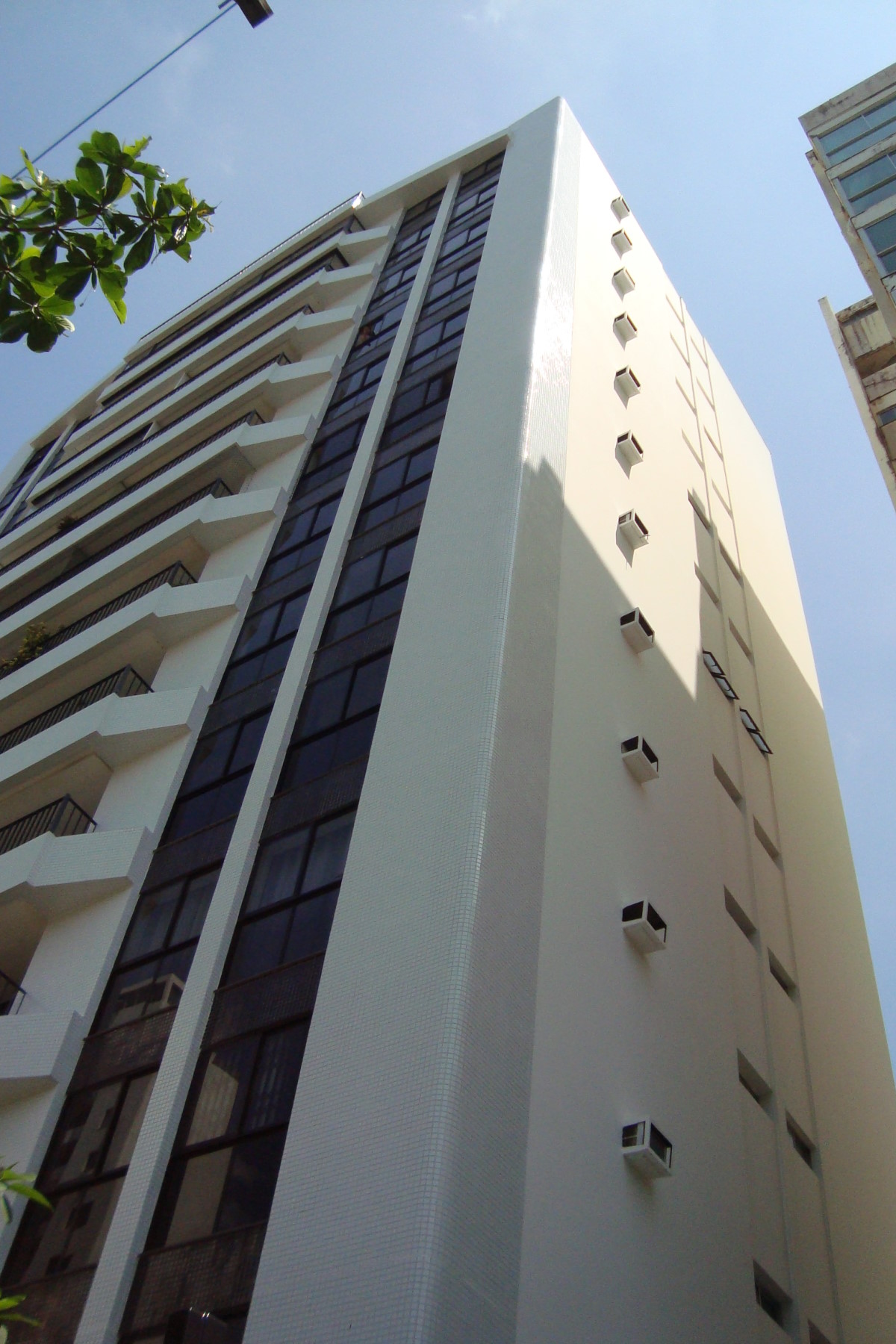 Villa Blanca - Assentamento de pastilhas e pintura de fachada em Salvador